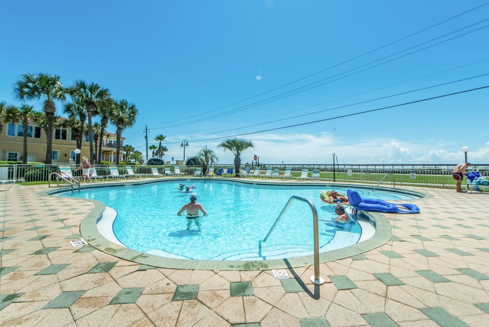 Front Pool at Maravilla