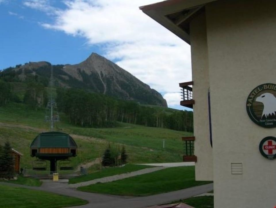 You will love to enjoy a relaxing vacation at this prime destination!