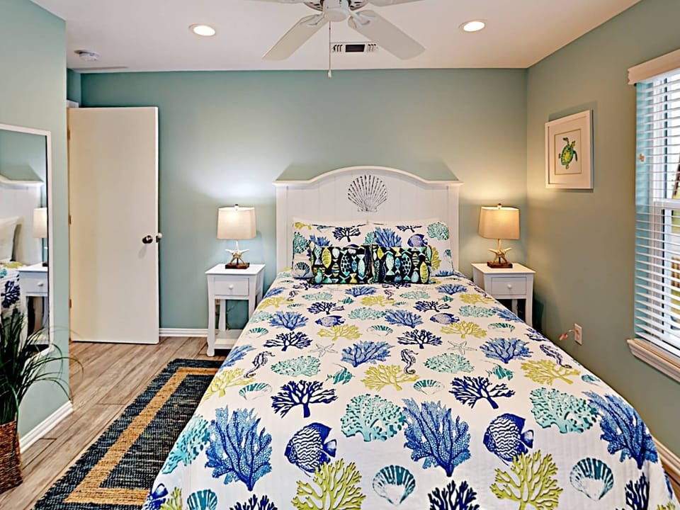 Upper Level, Bedroom One, Queen Bed