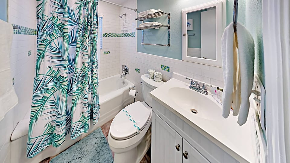 Upper Level, Shared Bathroom with Tub/Shower Combo
