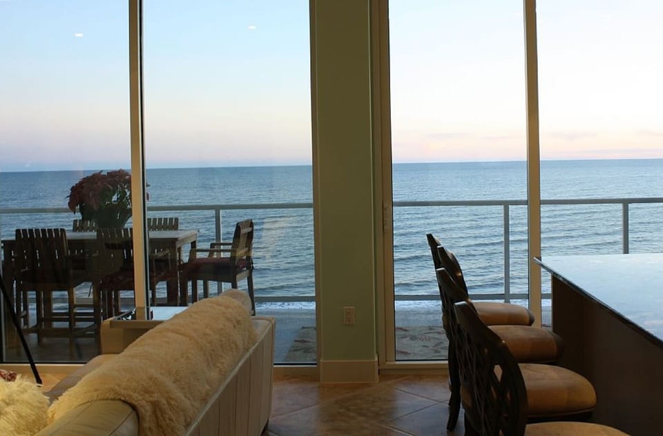 Balcony with table for 6 and 2 lounge chairs
