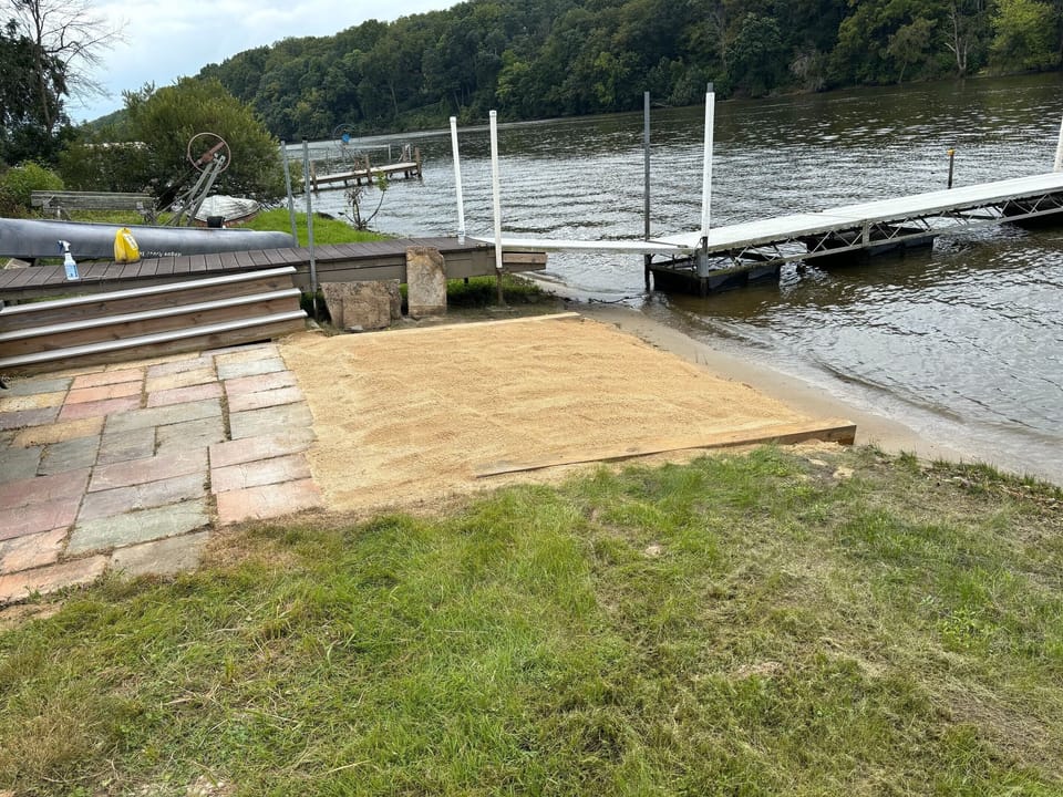 SANDY BEACH RELAX & PLAY BY THE RIVER!  TIE UP A BOAT TO YOUR PRIVATE PIER!