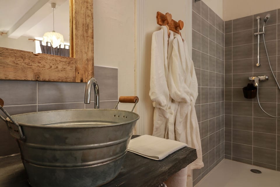 Double Room (Burat) | Bathroom | Shower, free toiletries, hair dryer, towels
