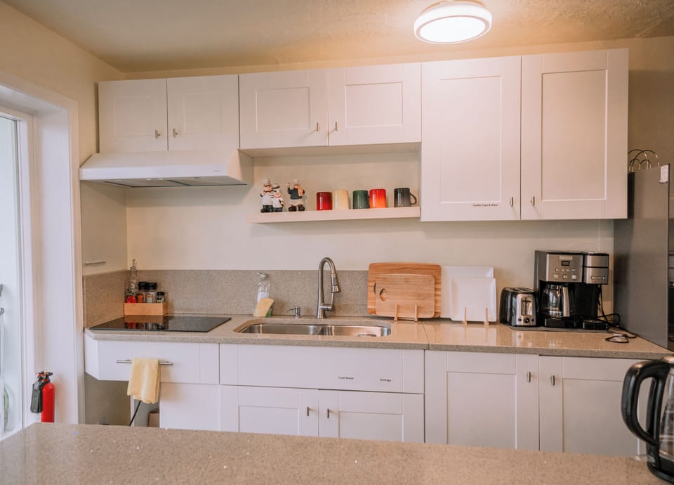 Basic Room | Shared kitchen | Shared fridge, microwave, electric kettle, toaster