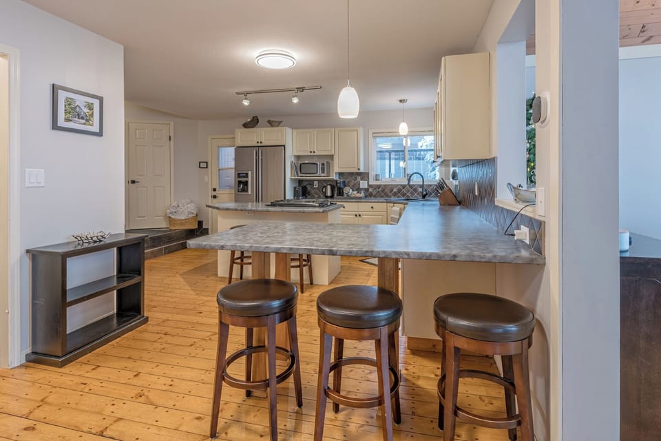 Breakfast Bar - Kitchen 