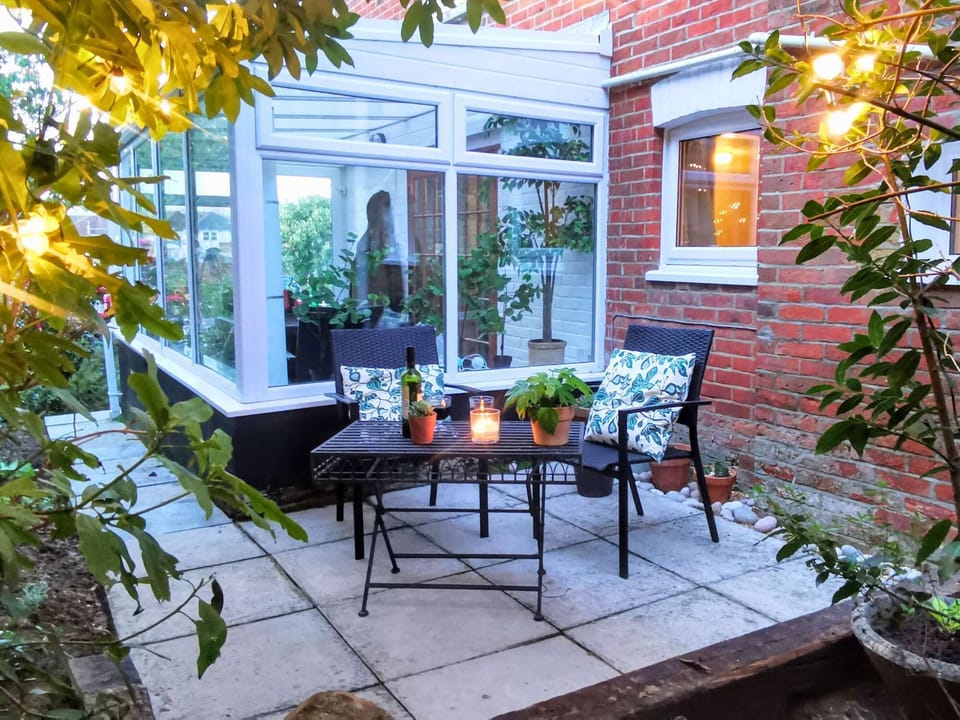 GARDEN APARTMENT PRIVATE COURTYARD..