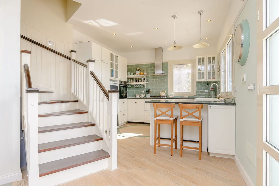 Kitchen and breakfast bar