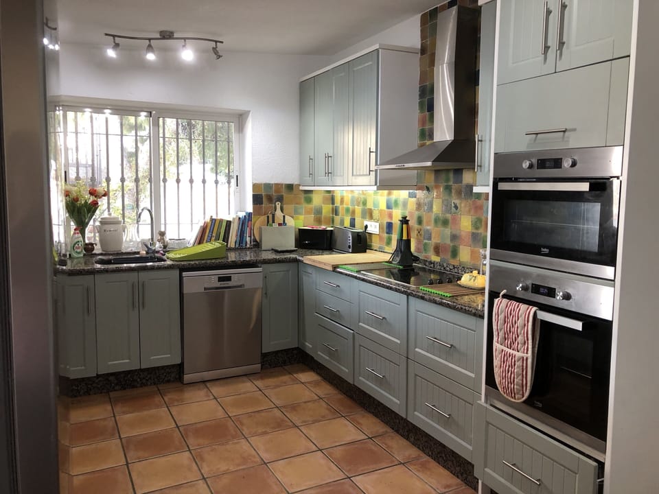 Fully fitted kitchen, double ovens, hob, dishwasher and american style fridge.