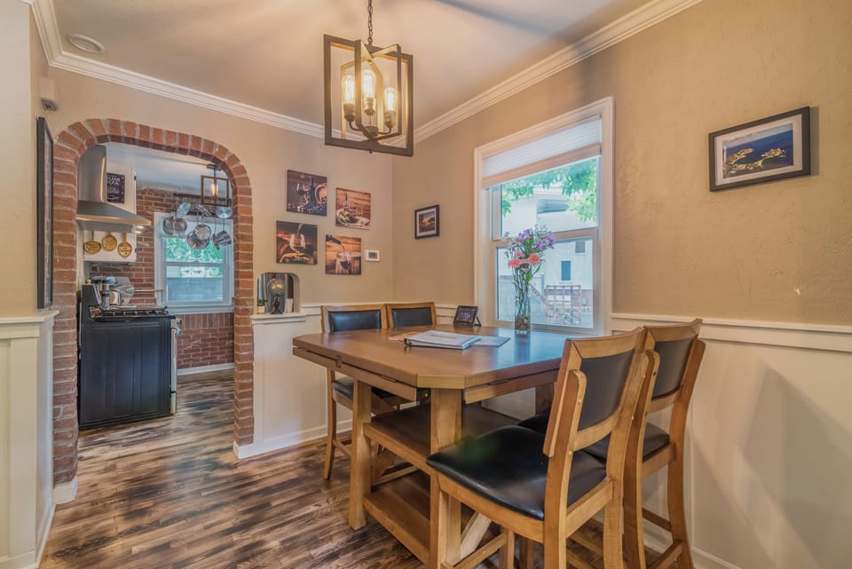 Dining Area (2)