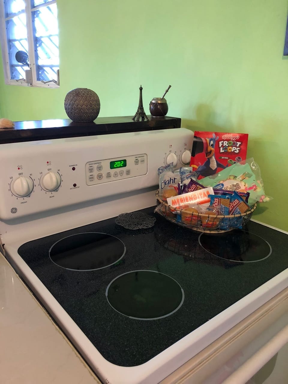 Snacks and breakfast provided. Equipped, kitchenware and crockery.