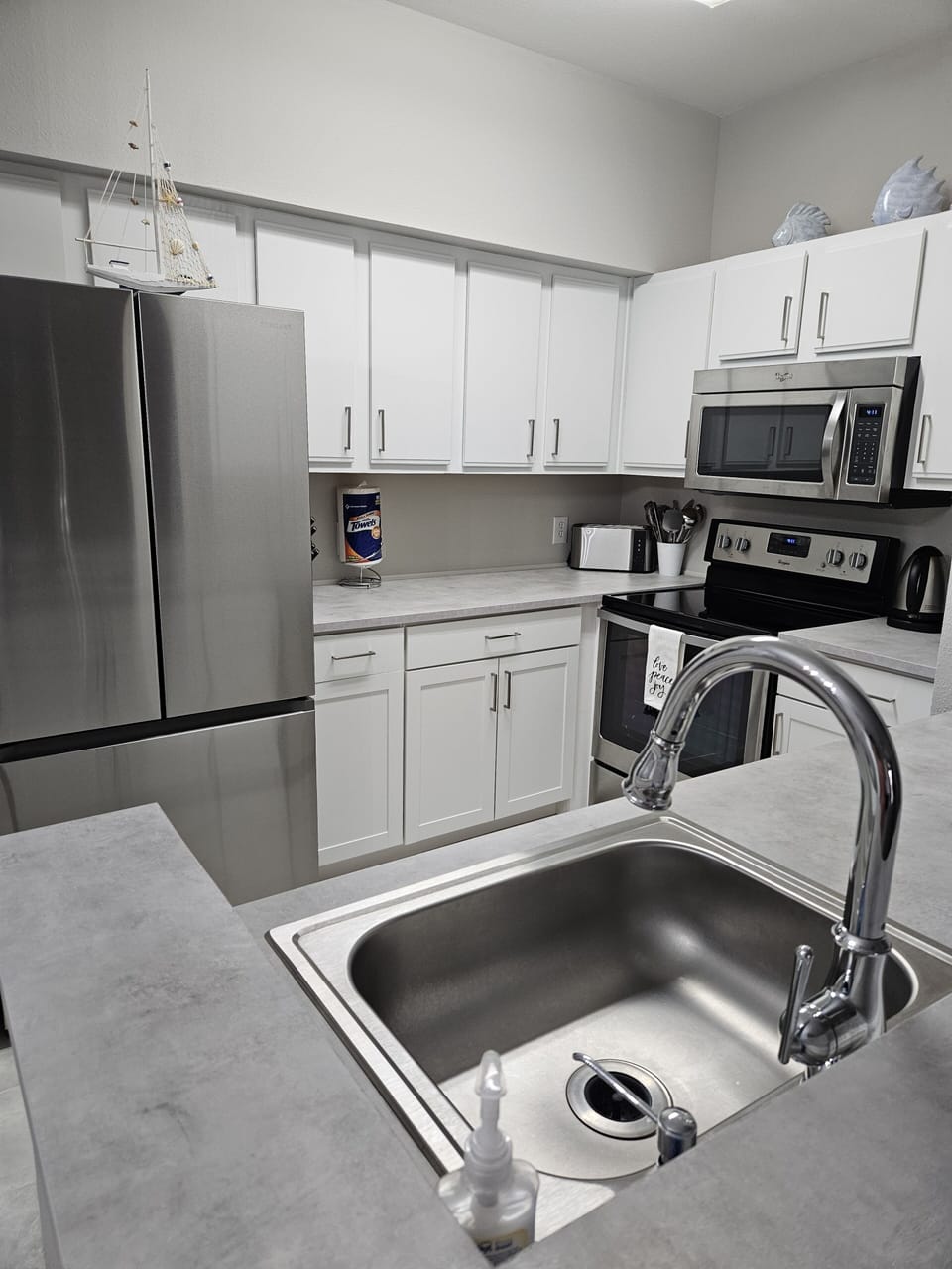 Kitchen equipped with everything to make a delicious meal.