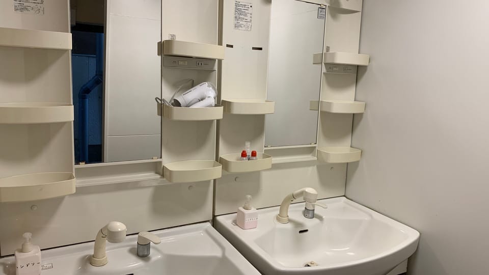 Family Quadruple Room | Bathroom | Shower, free toiletries, hair dryer, bidet