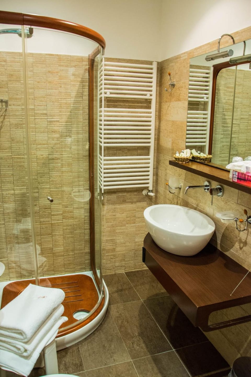 Shower, rainfall showerhead, free toiletries, hair dryer