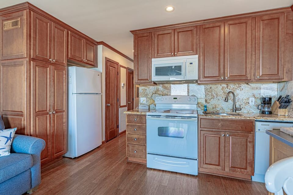 Kitchen equipped with all of your cooking needs. 