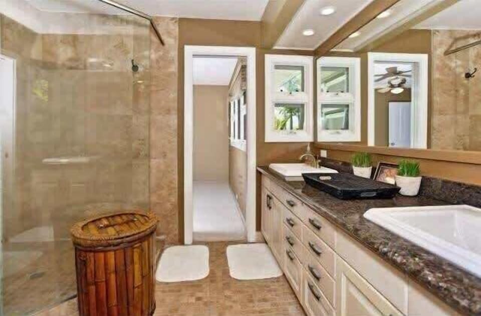 Jack and Jill bathroom between 2 bedrooms.