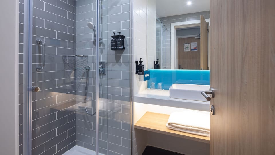 Standard Room, 1 Double Bed (Free Breakfast) | Desk, soundproofing, iron/ironing board, free WiFi