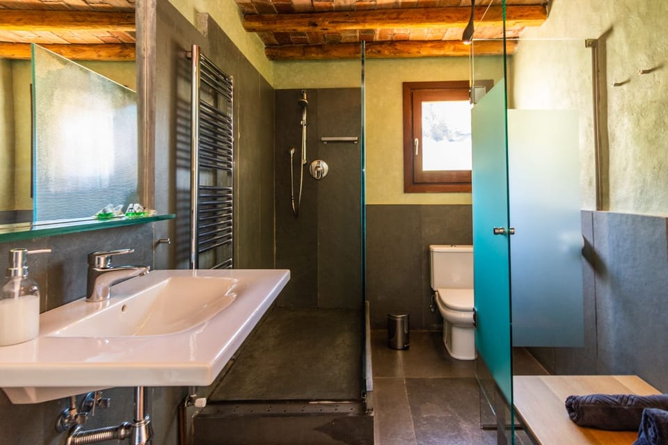 Habitacion doble Masover | Bathroom | Free toiletries, hair dryer, towels