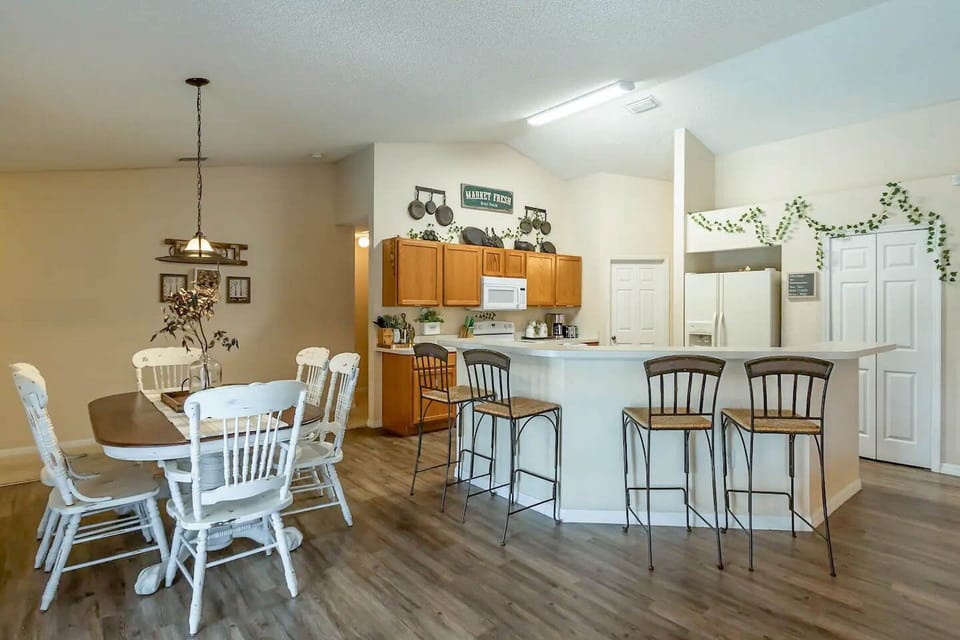 Farmhouse Chic Breakfast area