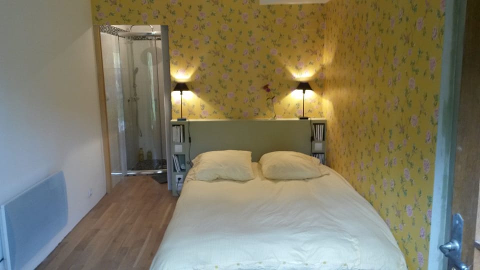 Figuier Chambre Double | 2 bedrooms, blackout drapes, soundproofing, WiFi (free)