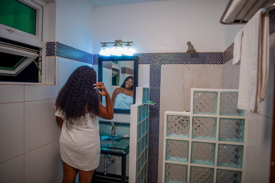 Shower, rainfall showerhead, free toiletries, towels