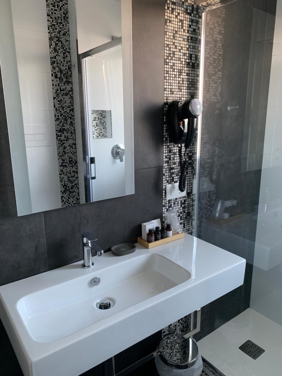 Shower, rainfall showerhead, free toiletries, hair dryer