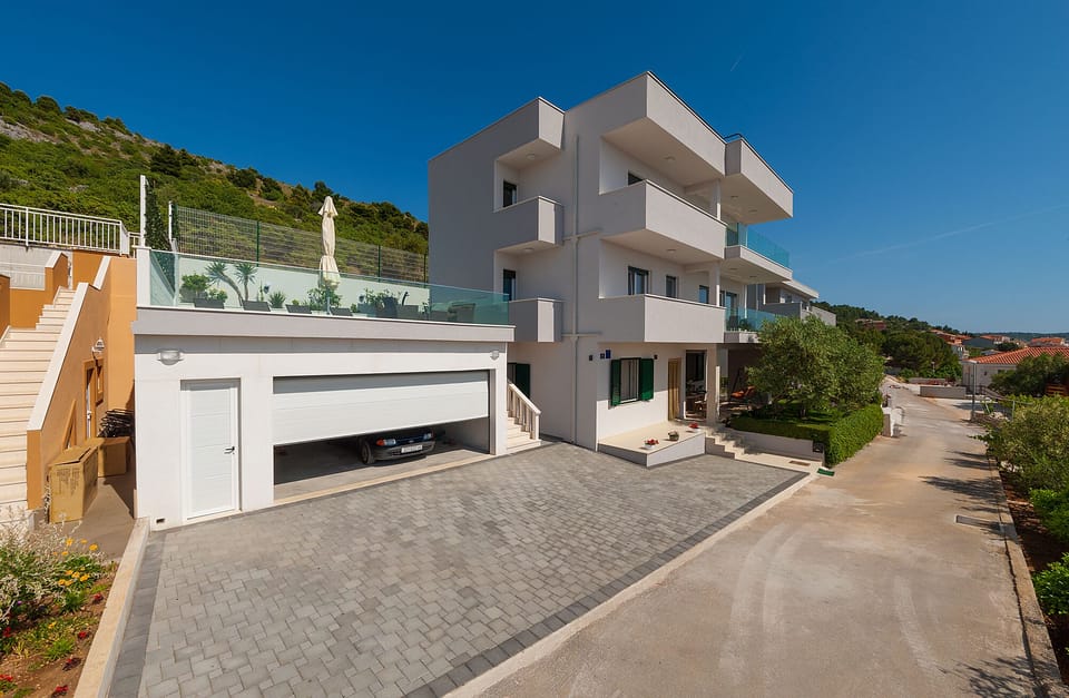 Villa with a garage for two and parking place for four cars