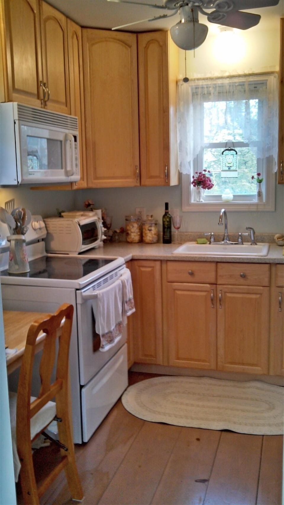 The kitchen: Oven, Microwave, Fridge/Freezer, Keurig Machine, Toast