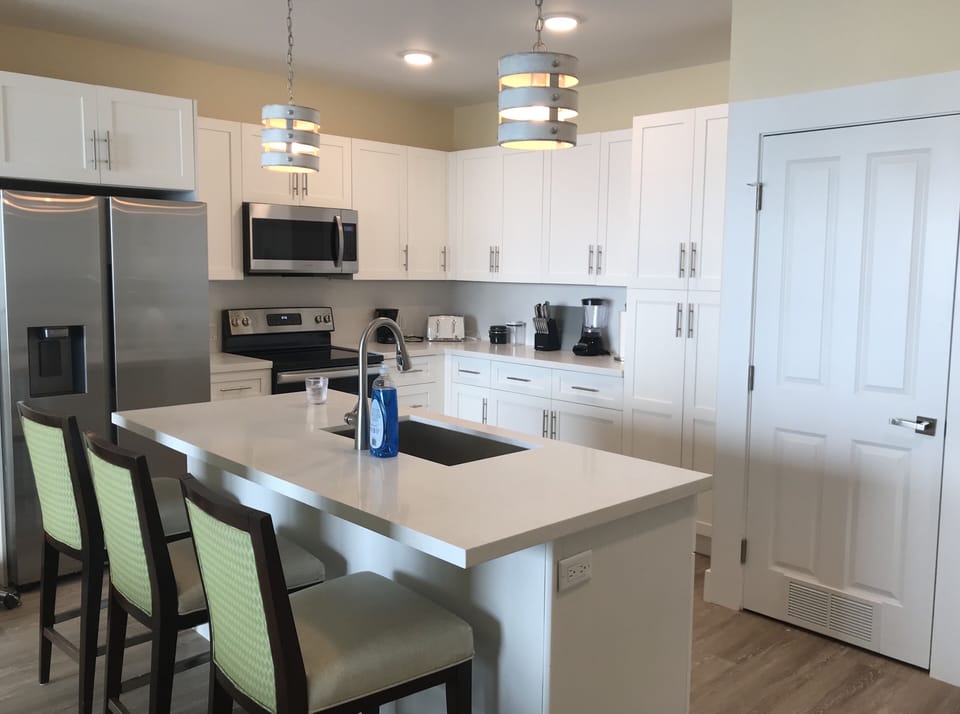 Fully equipped kitchen with all cookware and small appliances needed

