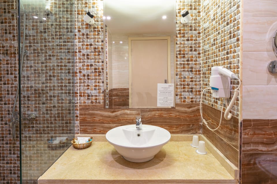 Junior Suite | Bathroom | Combined shower/tub, free toiletries, hair dryer, bidet