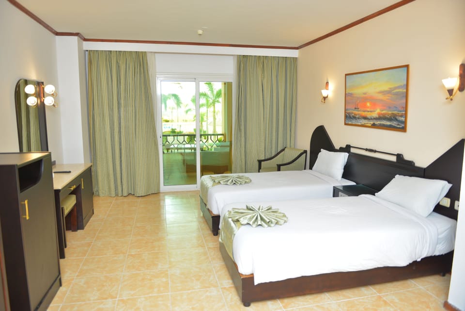 City Double or Twin Room | Minibar, in-room safe, blackout drapes, soundproofing
