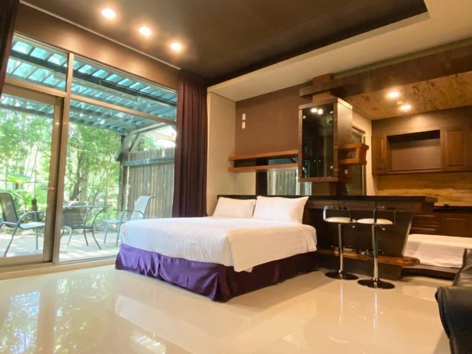 Basic Triple Room | Individually decorated, individually furnished, blackout drapes