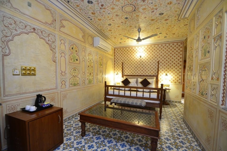 Traditional Room, 1 Queen Bed | Soundproofing, free WiFi, bed sheets
