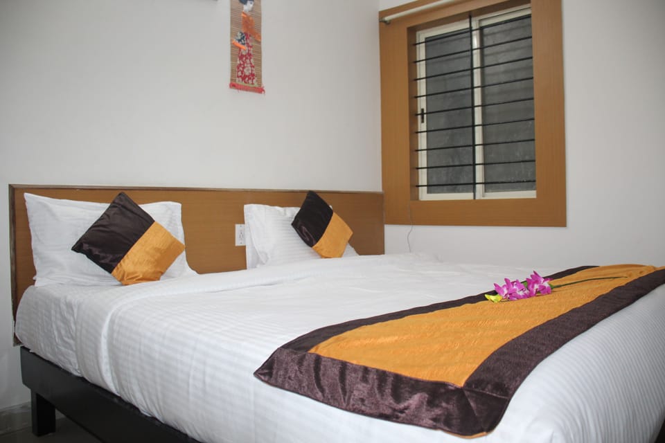 Deluxe Room, Non Smoking | 1 bedroom, Egyptian cotton sheets, premium bedding, in-room safe