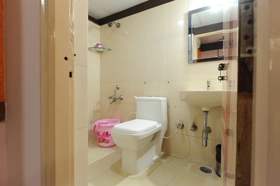 Deluxe Room, Non Smoking | Bathroom | Shower, free toiletries, towels