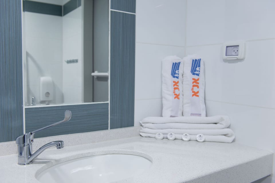 Standard Room, Non Smoking | Bathroom sink