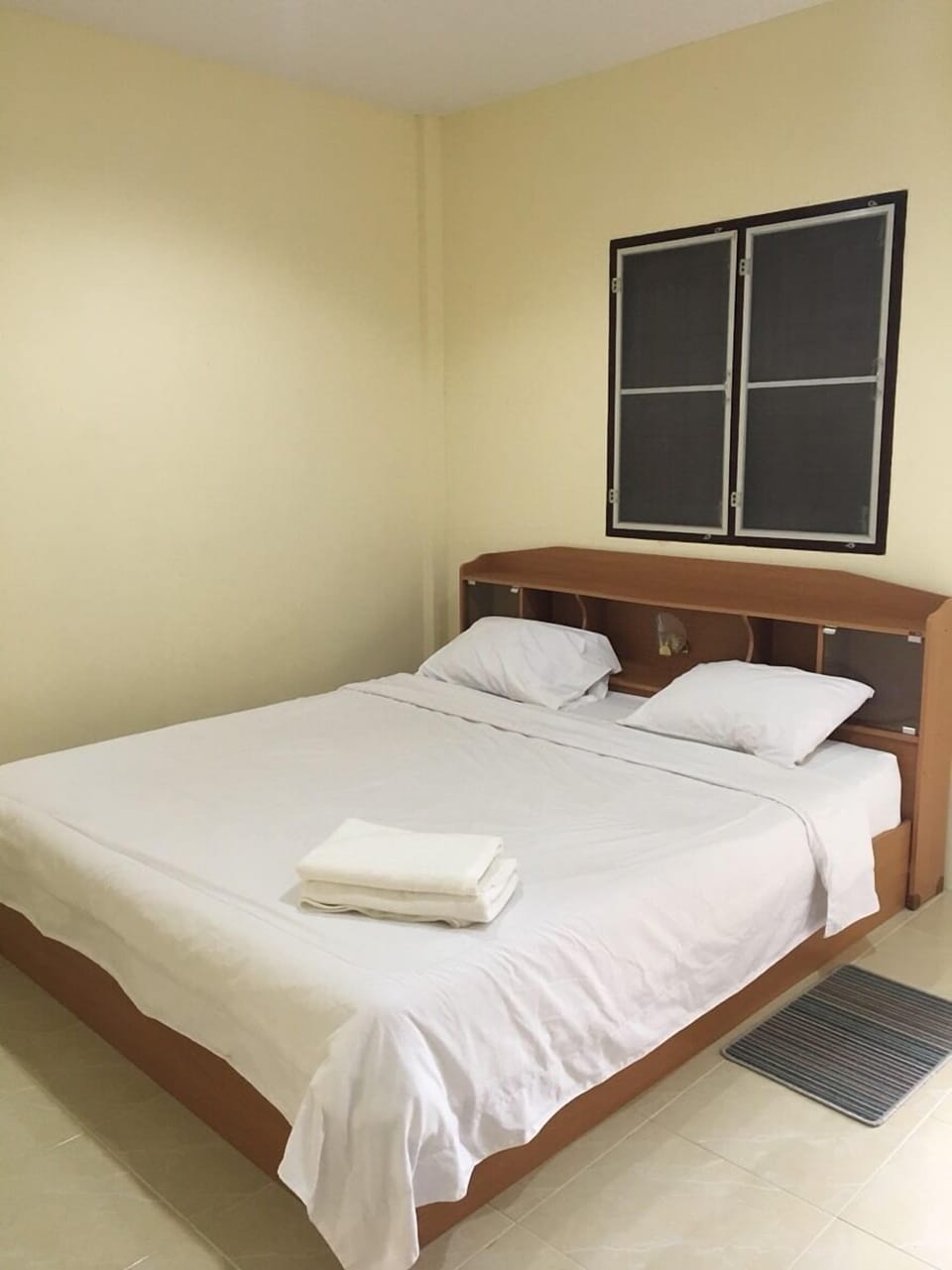 Standard Bungalow, 1 King Bed, Non Smoking, Mountain View | In-room safe, desk, blackout drapes, iron/ironing board