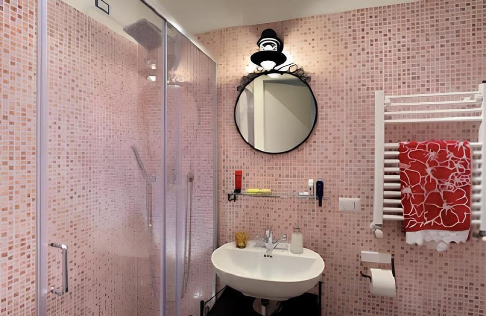 Standard Triple Room, Ensuite | Bathroom | Shower, rainfall showerhead, free toiletries, hair dryer