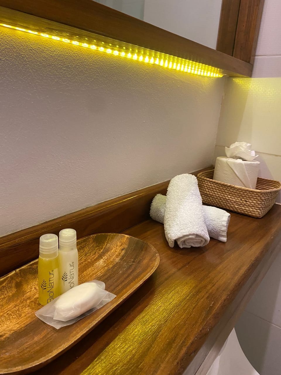 Deluxe Double Room, 1 Bedroom | Bathroom | Shower, free toiletries, hair dryer, towels