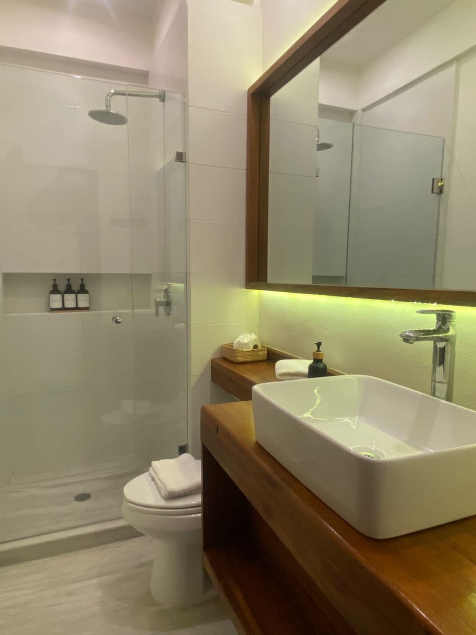 Superior Room, 1 King Bed, Non Smoking | Bathroom | Shower, free toiletries, hair dryer, towels