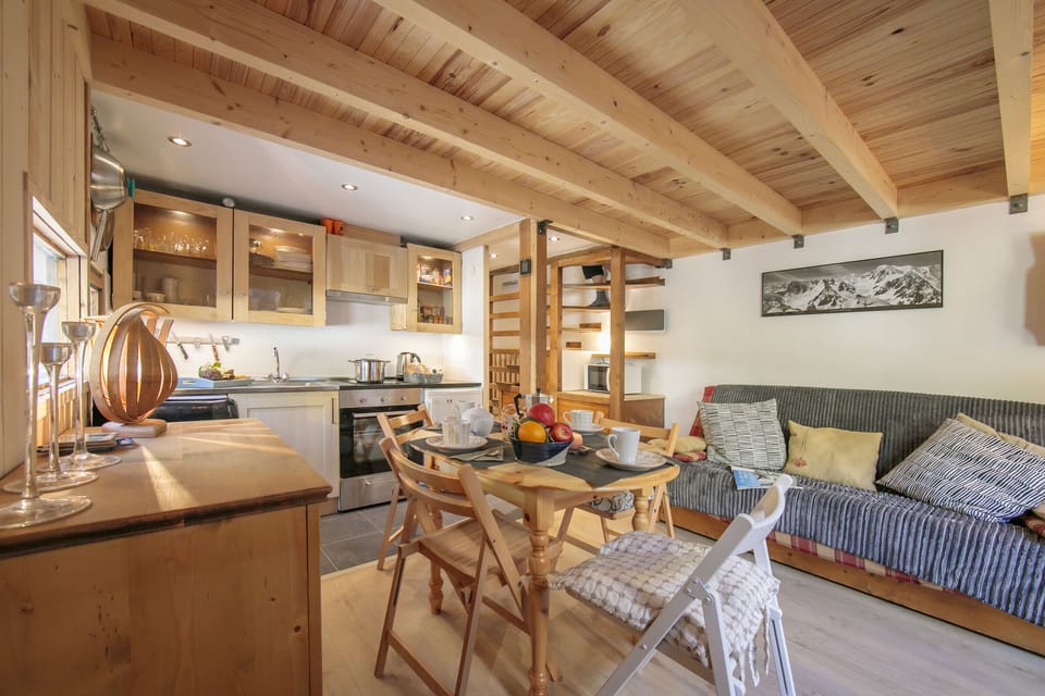 Open kitchen & dining area