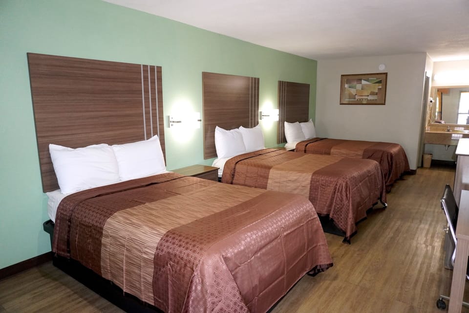 Triple Room | Desk, iron/ironing board, WiFi (free), bed sheets
