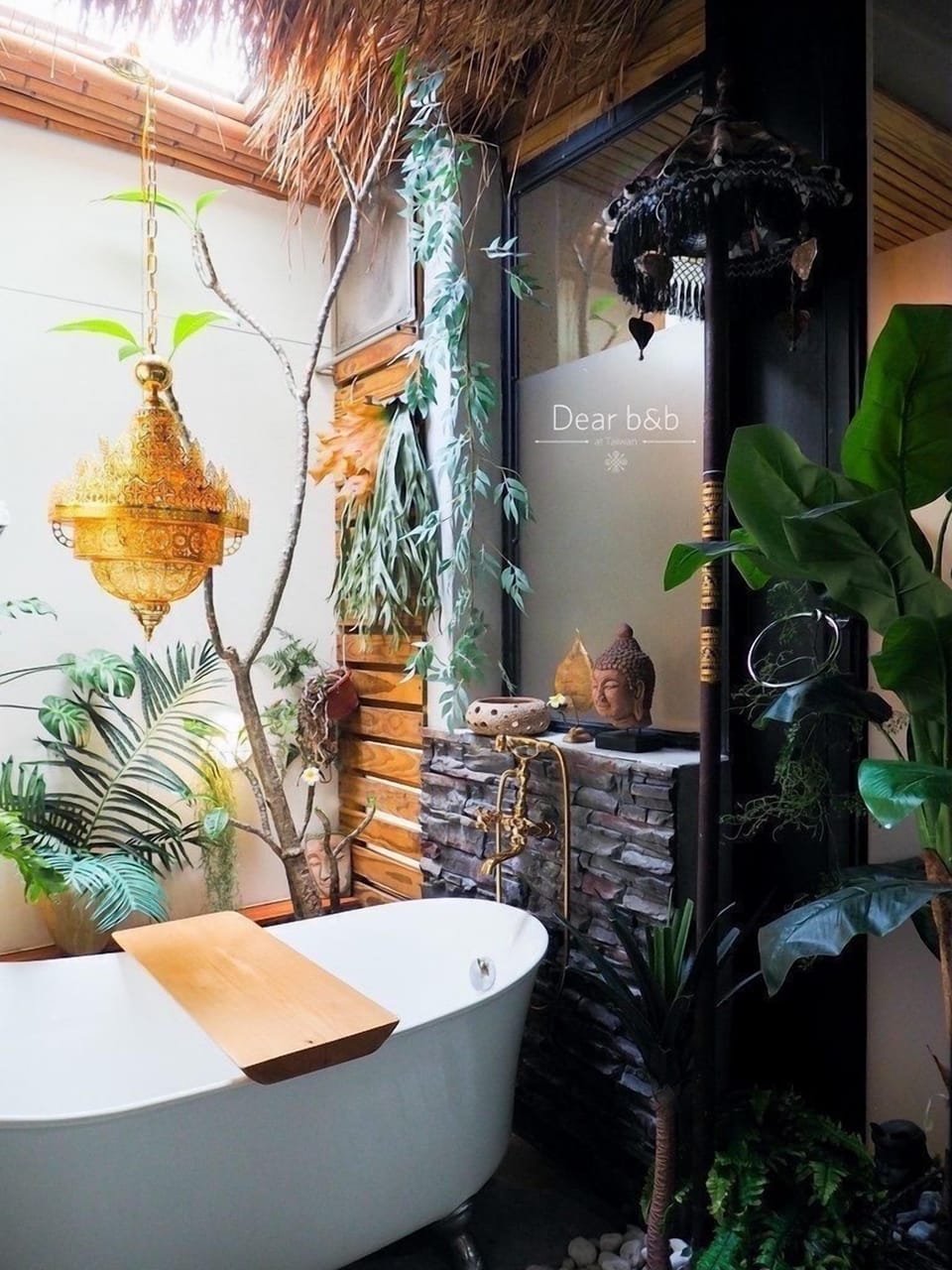 Royal Double Room, 1 King Bed | Bathroom | Shower, free toiletries, hair dryer, slippers