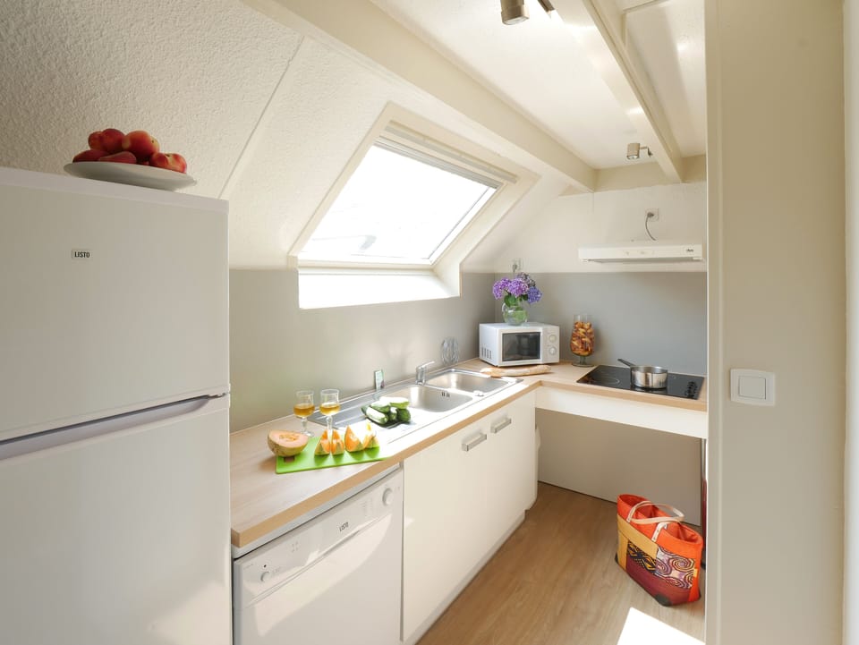 Cottage, Garden View (Gîte Breton 4-6 pers.) | Private kitchen | Fridge, microwave, oven, stovetop