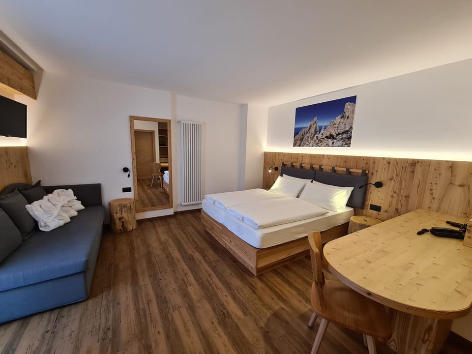 Superior Triple Room | In-room safe, desk, blackout drapes, soundproofing
