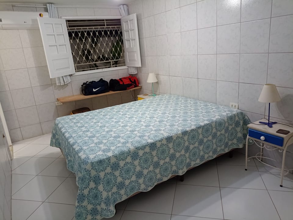 Suite 1: Super king size, mesa cabeceira, cortina blackout, espaço colchão solt
