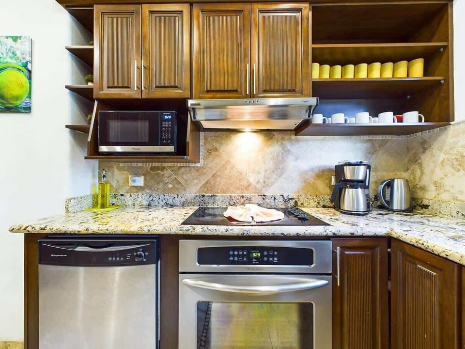 Gourmet kitchen, fully stocked