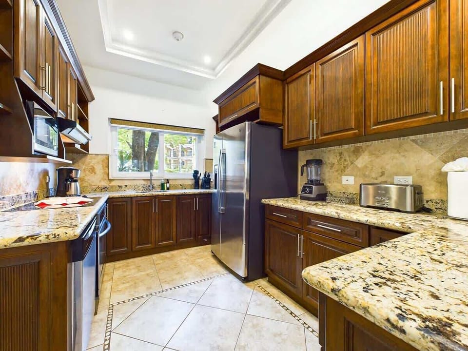 Gourmet kitchen, fully stocked