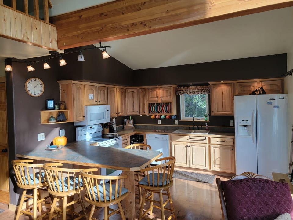 Full kitchen with counter seating