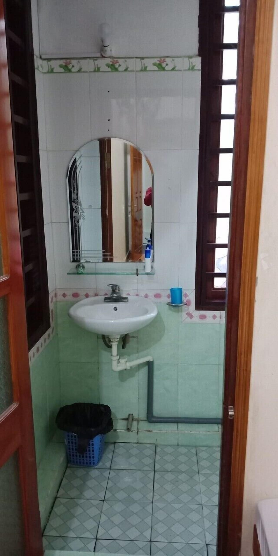 Shower, free toiletries, hair dryer, slippers