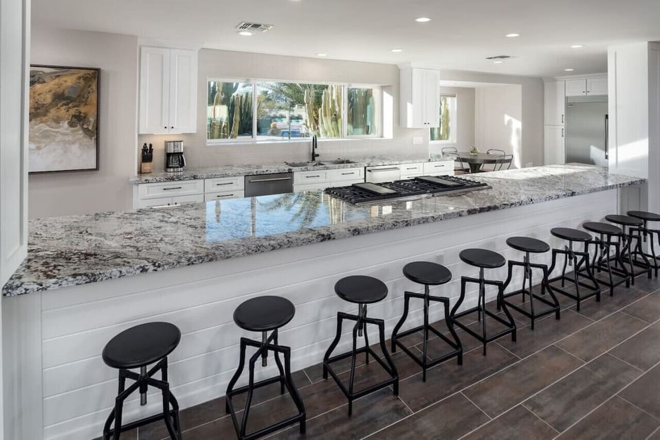 [Kitchen] Open kitchen with plenty of counter seating